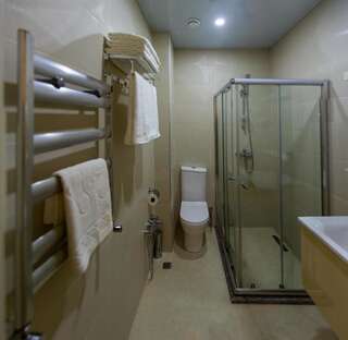 Отель Nardin Hotel Баку Стандартный трехместный номер-6